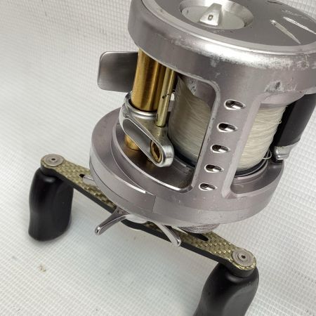 SHIMANO シマノ ベイトリール 10カルカッタコンクエスト 02280